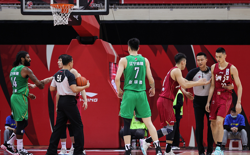  斯图加特训练开放日；关键时刻门线救险引欢呼；荷甲在即；细节决定成败