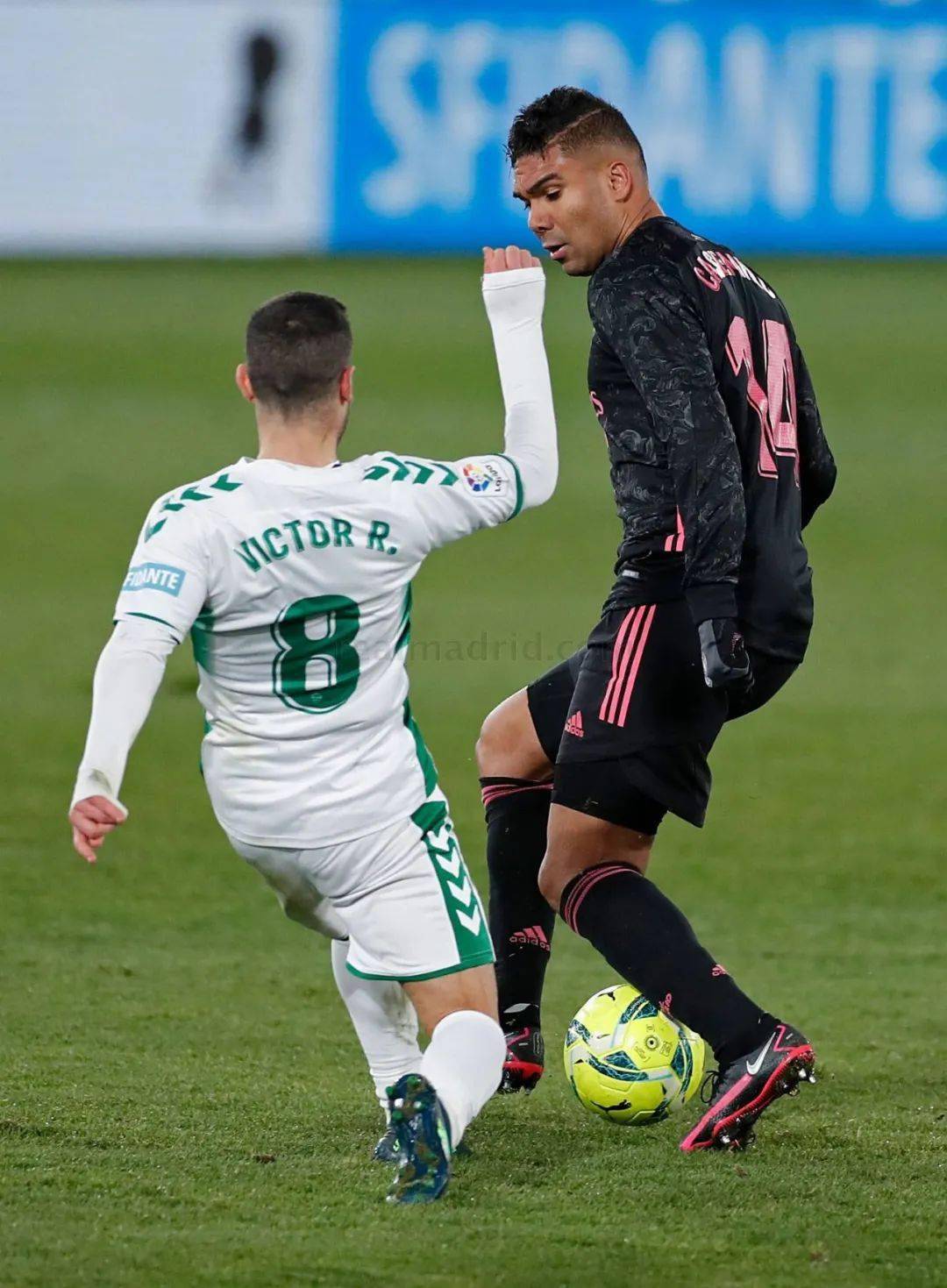 包含赛地聚焦：西甲冲刺阶段热度飙升；尤文图斯外线爆发；悬念犹存；训练强度明显提升的词条